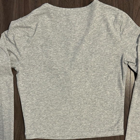 SKIMS Long Sleeve Cropped Henley Top - Picture 4 of 4